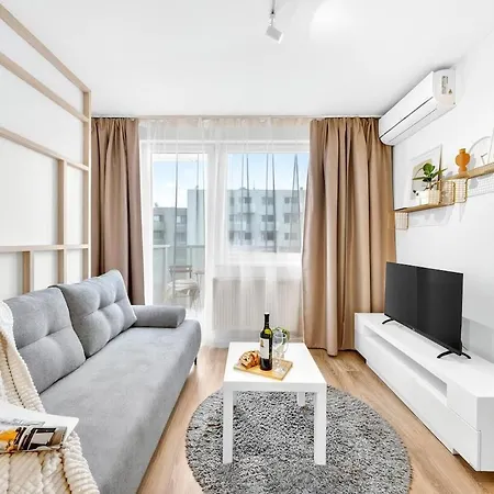 Balcony Near Airport W Free Parking Apartament