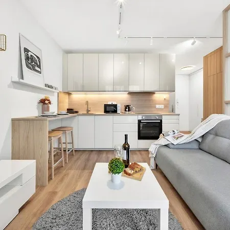 Balcony Near Airport W Free Parking Apartament