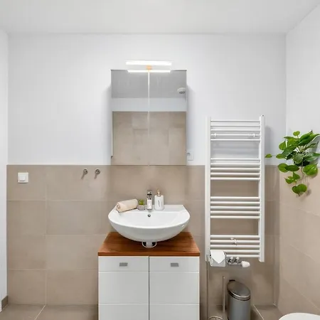 Balcony Near Airport W Free Parking Apartament
