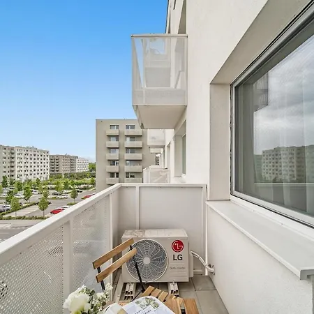 Balcony Near Airport W Free Parking *
