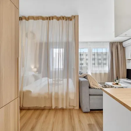 Balcony Near Airport W Free Parking Apartament