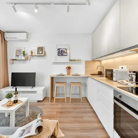 Balcony Near Airport W Free Parking Apartament *