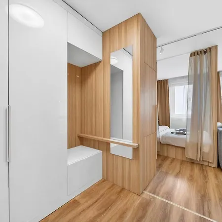 Balcony Near Airport W Free Parking