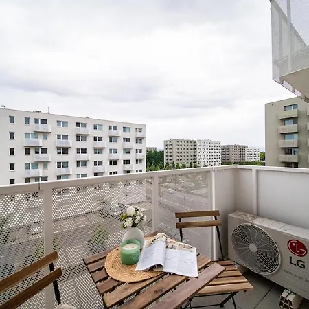 Balcony Near Airport W Free Parking Apartament