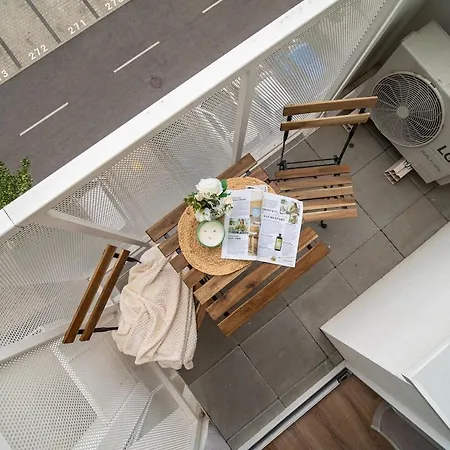Balcony Near Airport W Free Parking Apartament