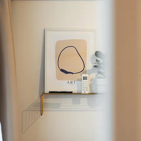Balcony Near Airport W Free Parking Apartament