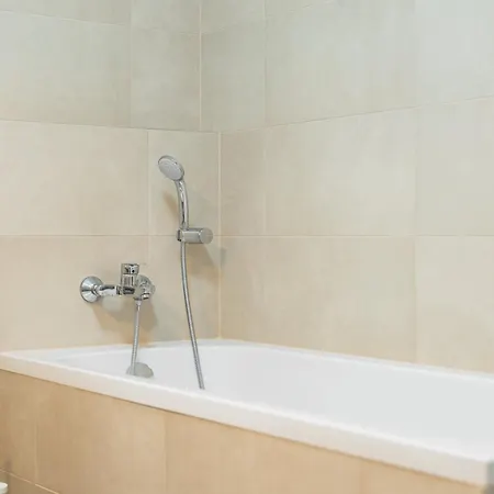 Balcony Near Airport W Free Parking Apartament